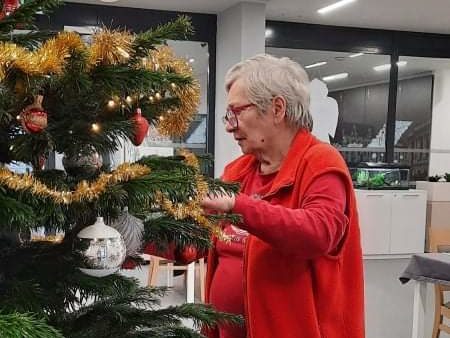 Zdobení vánočního stromečku v SeniorCentru Liberec