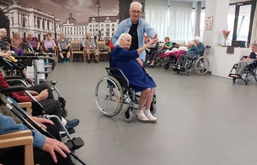 Taneční terapie rozproudila radost v našem SeniorCentru